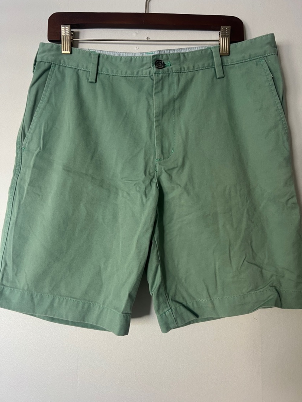 Reed Edward Men's Sage Flat Front Chino Shorts. Size 33 waist, 9.5 inch length .